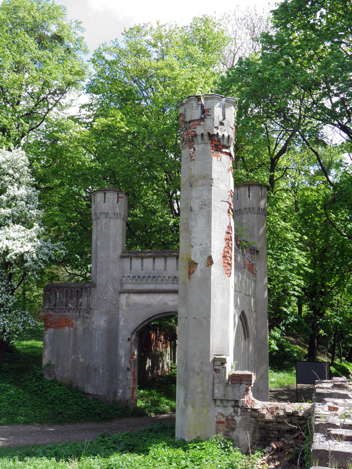 Руины западного флигеля замка Гердауэн)